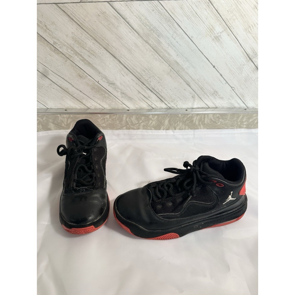 Nike Jordan Max Aura 2 Black Red Bred Youth Athletic Sneakers Size US 4Y